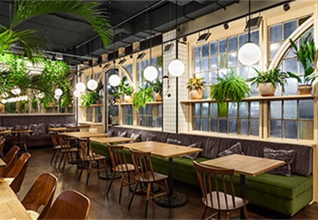 裝修公司認為合肥餐飲店裝修餐廳翻新怎么設(shè)計比較好？